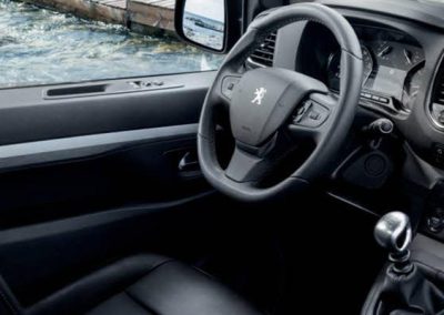 Blick auf das Cockpit im Peugeot Traveller