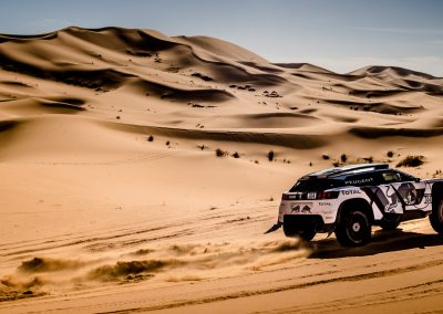 Peugeot 3008 DKR von hinten in der Wüste